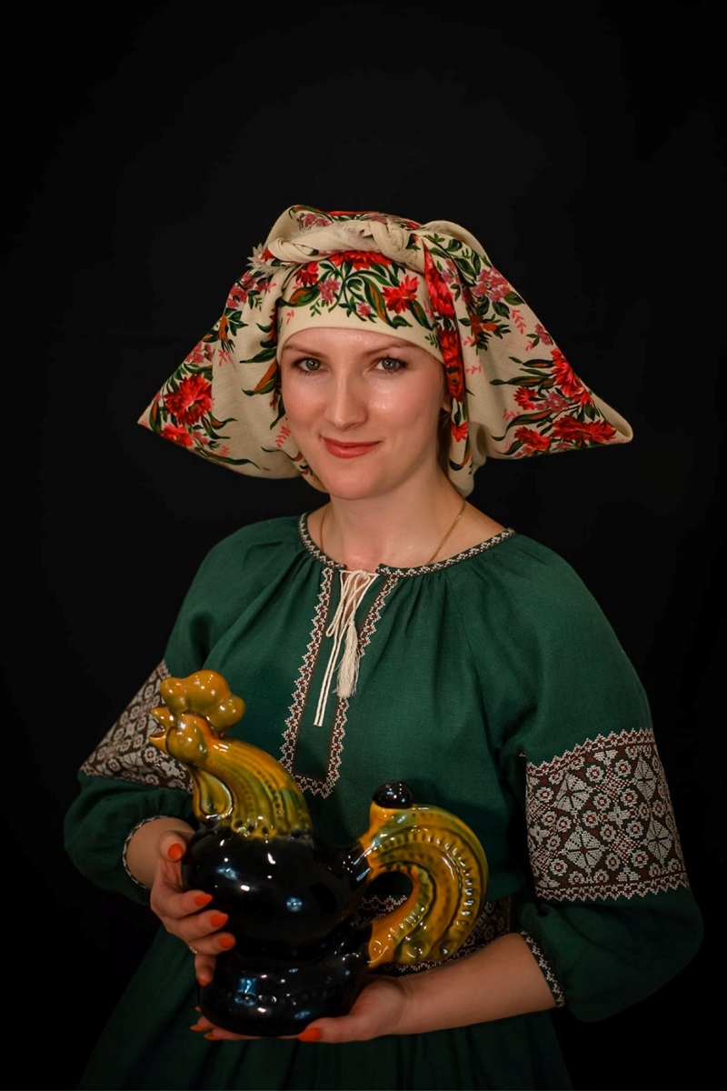 Віра Буяновсяька у бабусиній хустці із знаменитим Васильківським півником