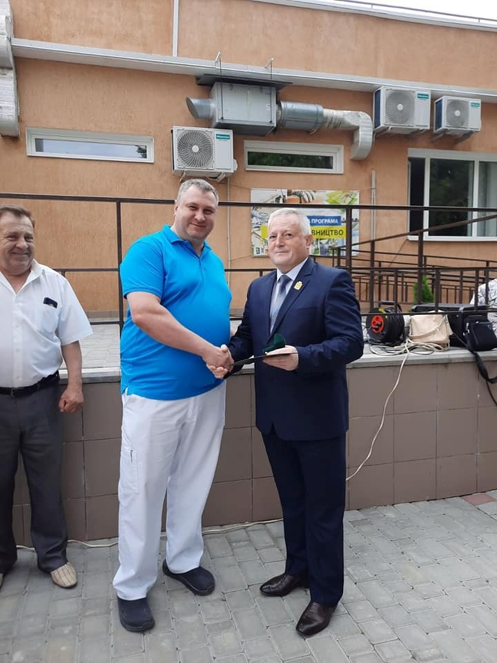 Любашівський селищний голова Г.Павлов (ліворуч) вручає нагороду Д.Фоміну