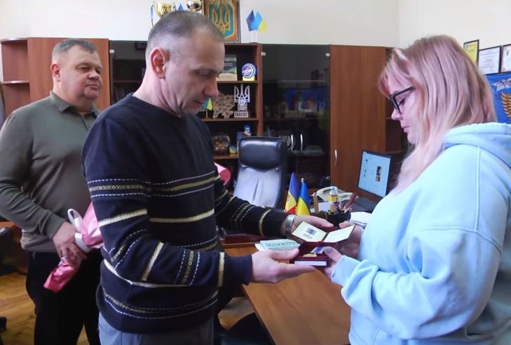 Нагороду вручають дружині 