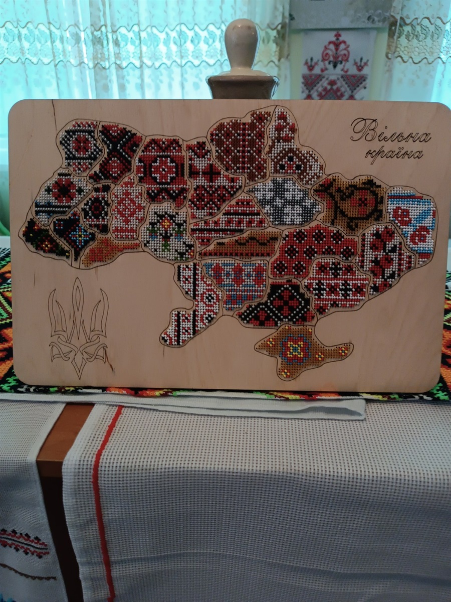 Оксана Момент для музею  вишила бісером карту України