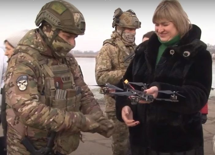 Головна спеціалістка старостинського округу №8 Оксана Сорока передає подарунок воїнам