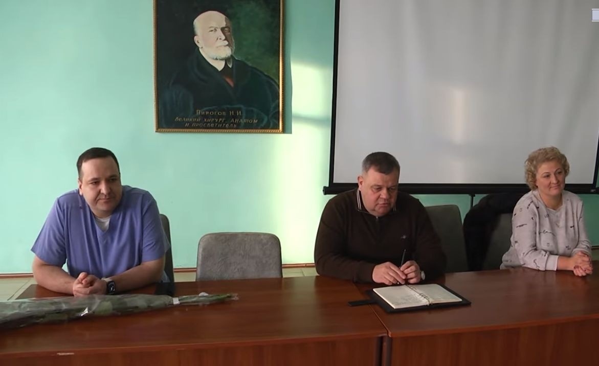 Виконуючий обов’язки Подільського міського голови Олег Албанський представляє нового керівника Подільської міської лікарні