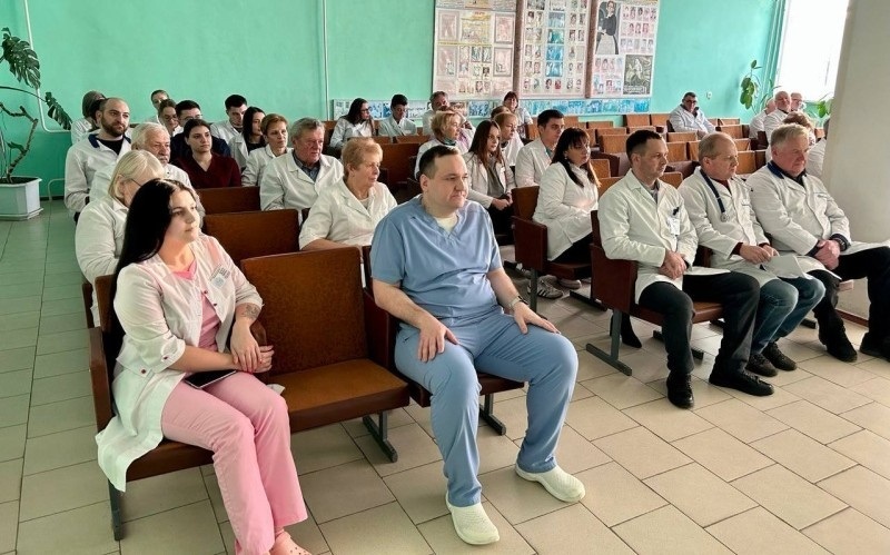Колектив лікарні під час представлення нового очільника