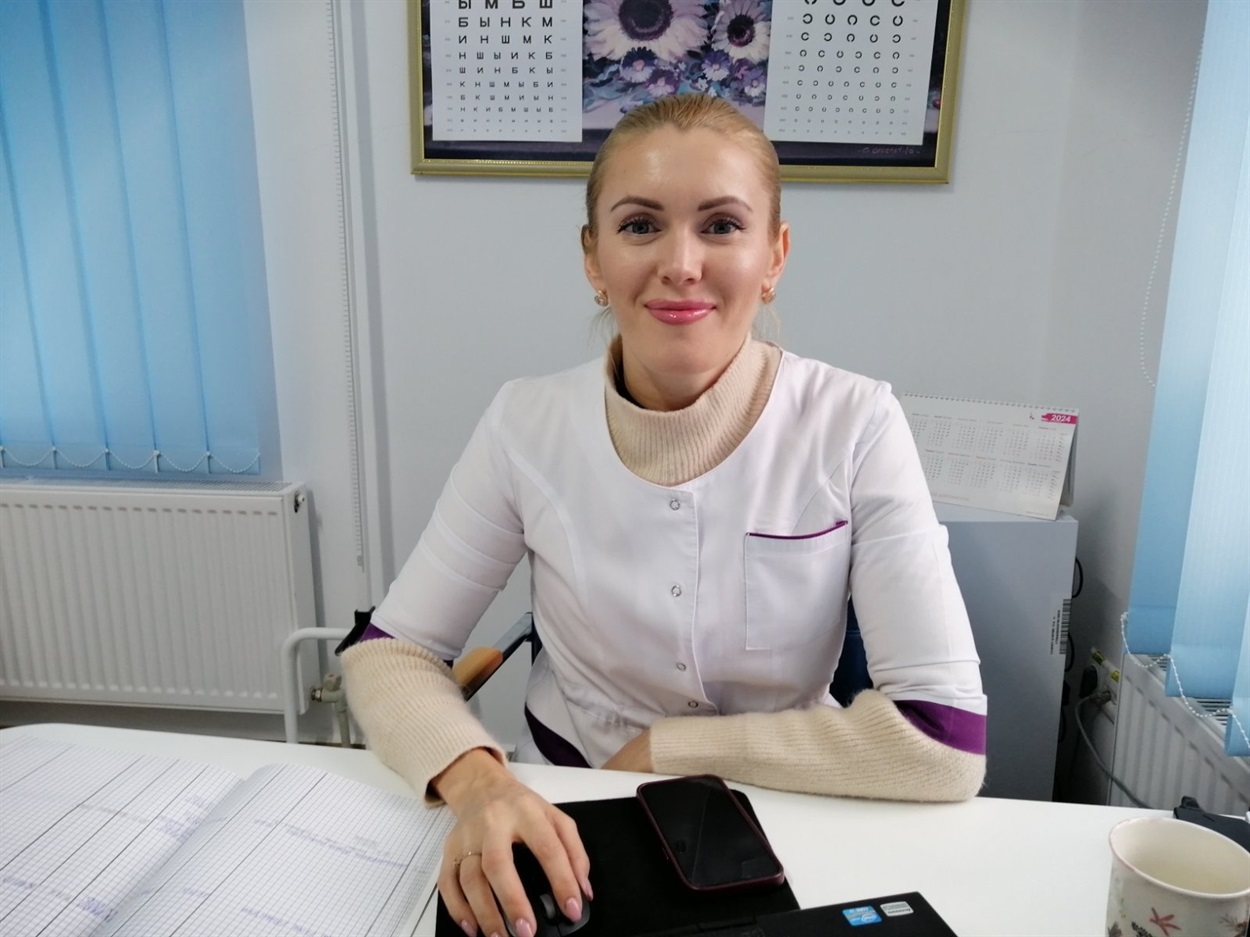 Оксана на новому місці роботи - в кабінеті сімейного лікаря