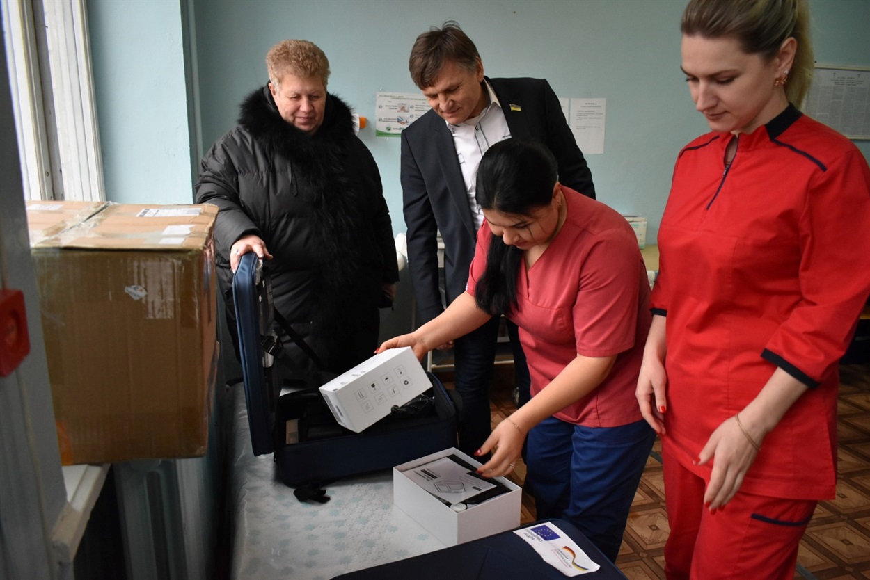 Медики демонструють нову апаратуру Сергію Лупашко
