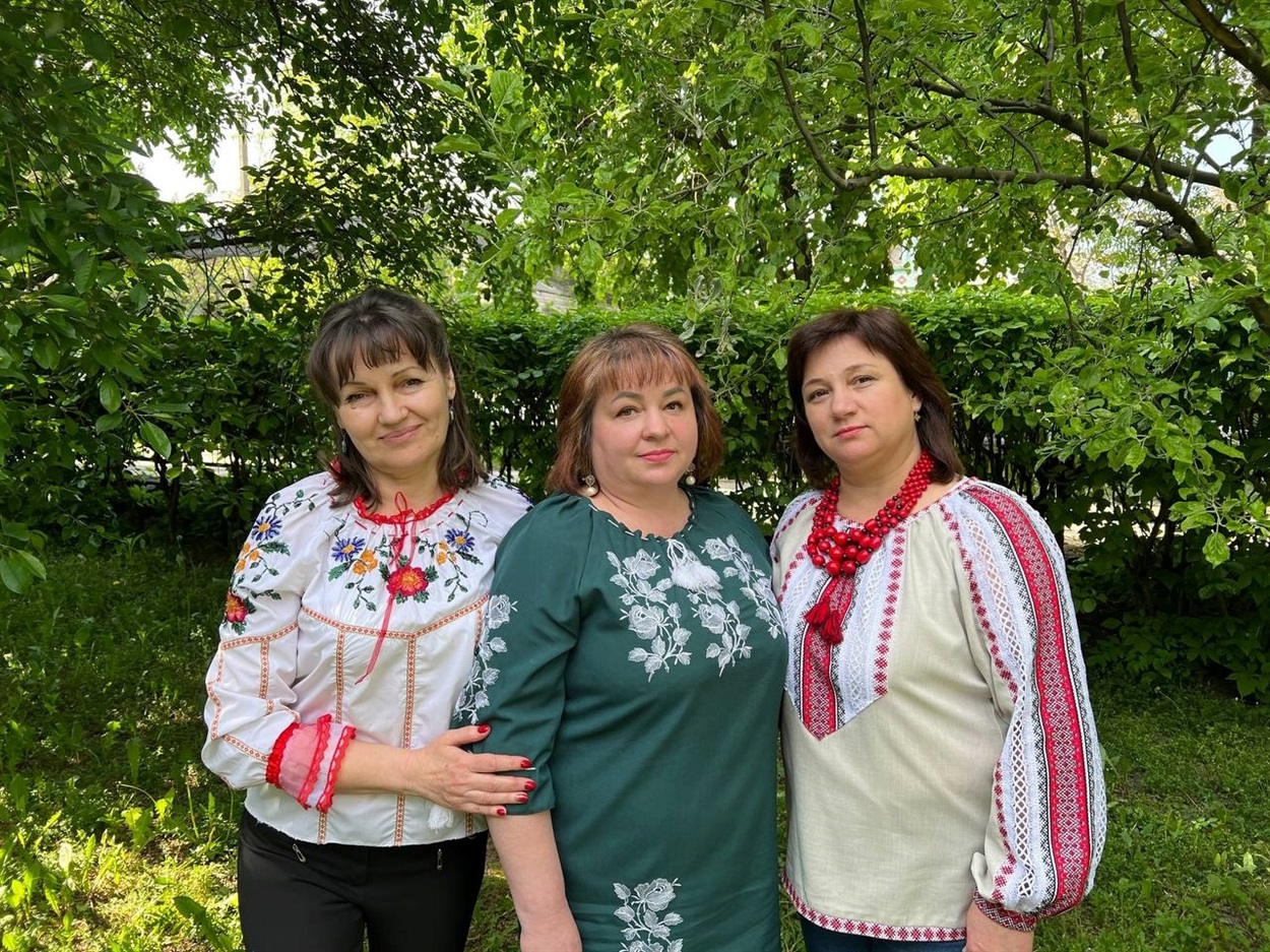 Анжела Кондратьєва, Наталія Шеремет і Жанна Буйденко на День вишиванки