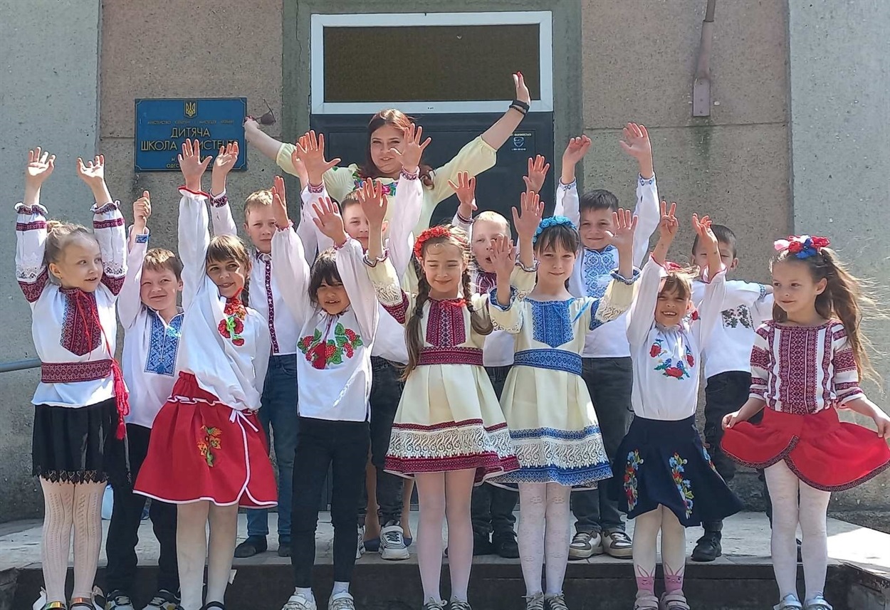 Анастасія Павлюк з учнями на День вишиванки