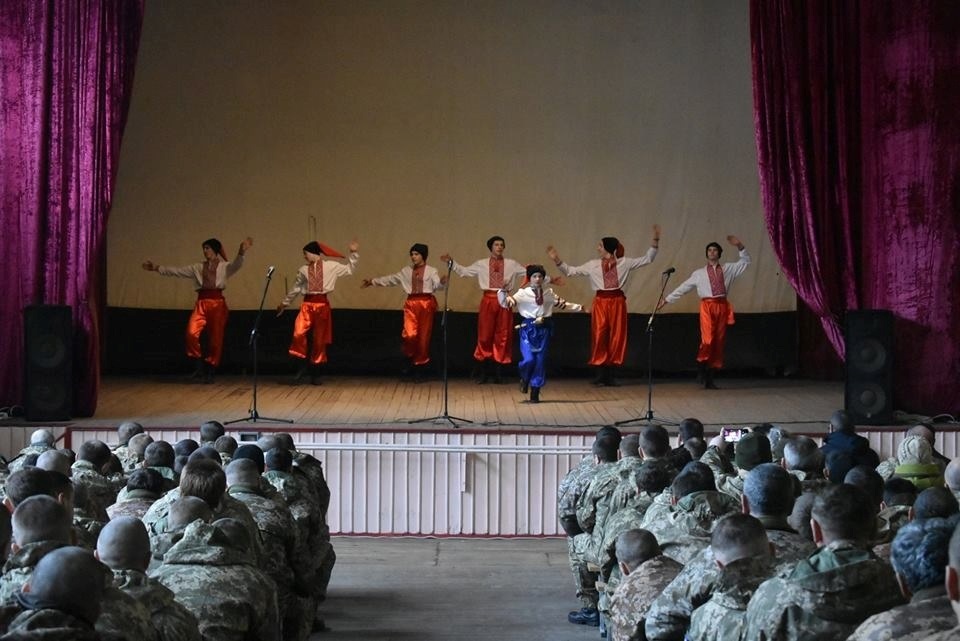 Хореографічний ансамбль "Юність" виступає перед захисниками