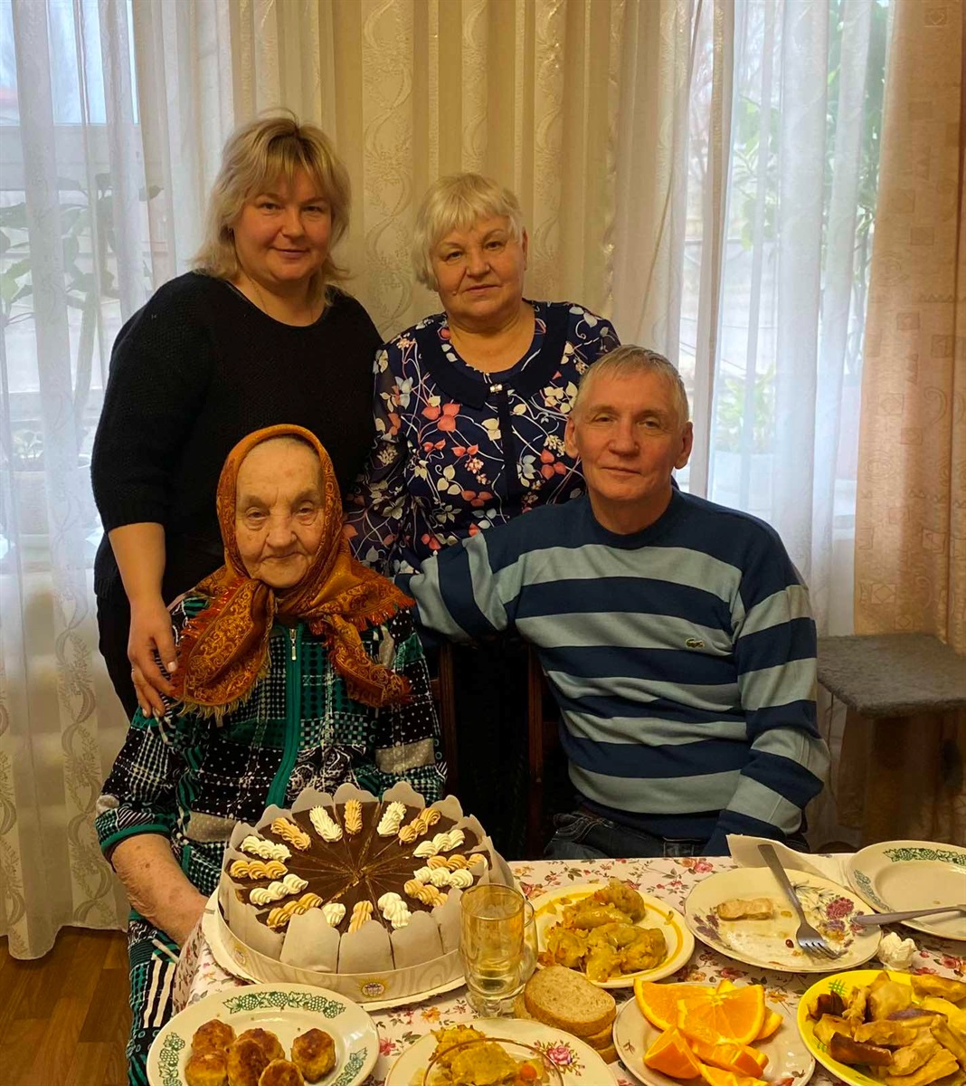 На 85-річному ювілеї матері син Микола, дочки  Валентина (справа) та Людмила