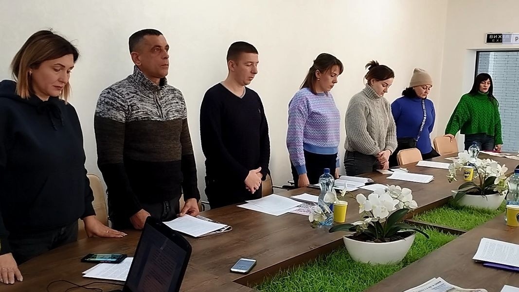 Перед засіданням присутні вшанували пам'ять загиблих хвилиною мовчання