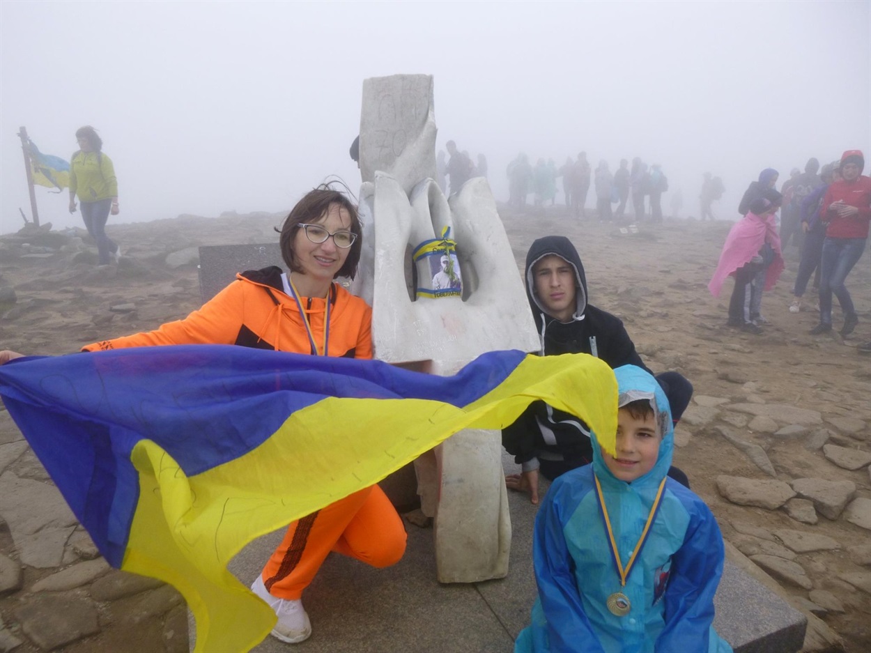 Людмила Ковтун із синами на Говерлі (Роман фотографує)