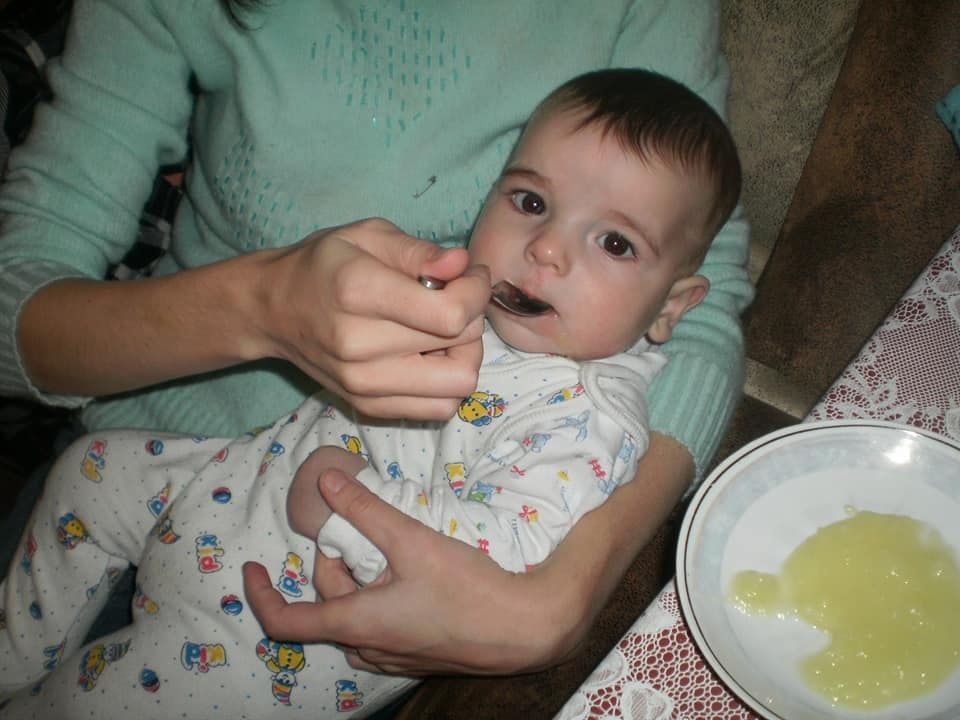 Під час годування маленького Максимка