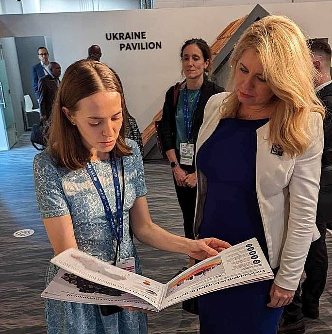 Марина розповідає президентці Словаччини Зузані Чапутовій про екоцид в Україні