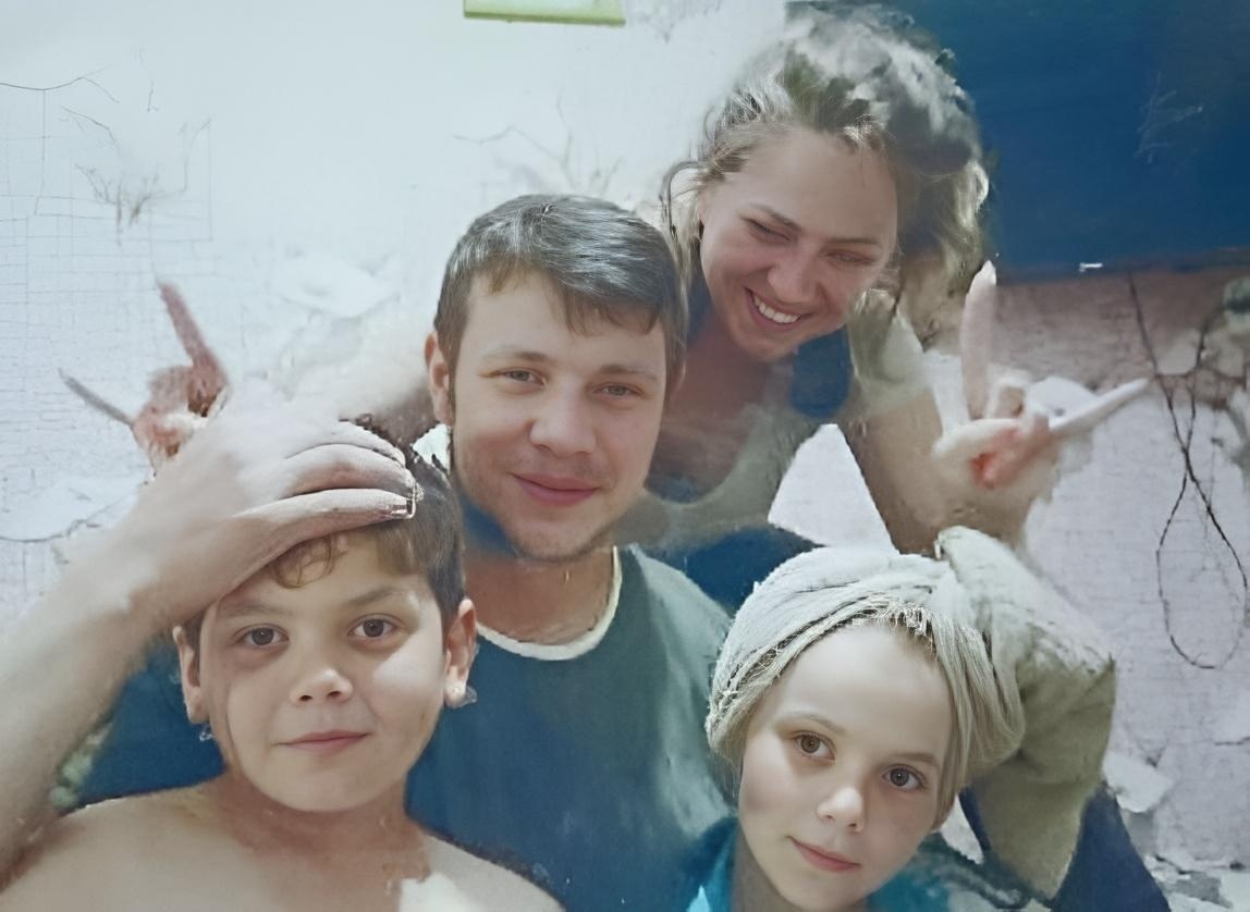 Сергій з малечею на морі