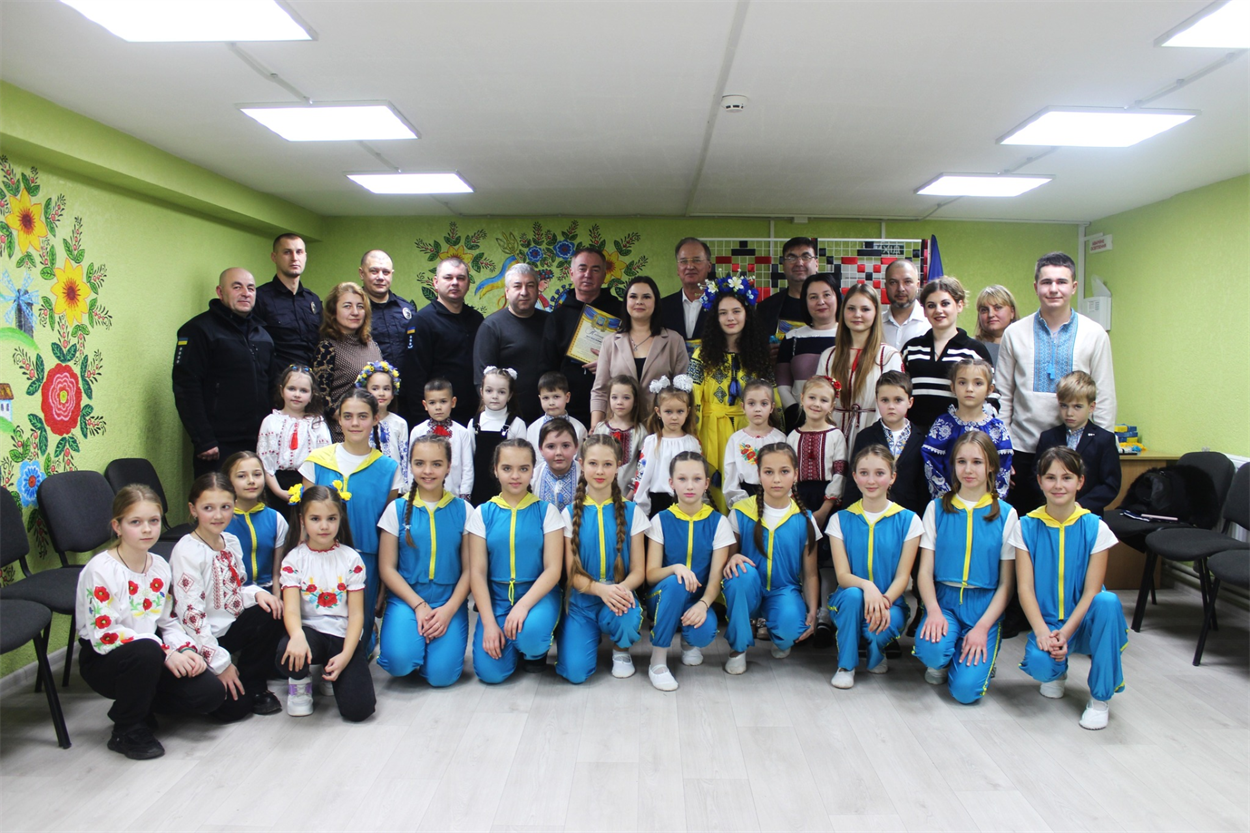Почесні гості та учні Іванівського ліцею в укритті