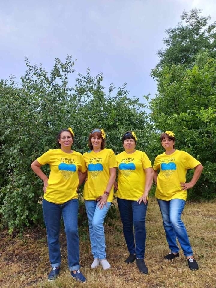 Місцеві жительки в футболках з принтом від Тетяни Слюсаренко