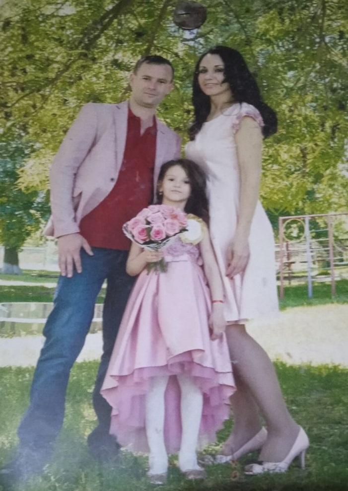 Віктор з дружиною і донечкою ще в тому, мирному житті