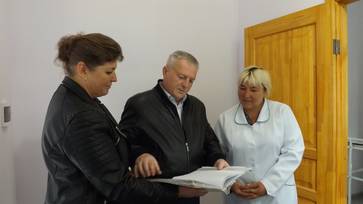 Сільські активістки,  староста Наталя Бабець, та завідуюча ФАПом Тетяна Удич діляться планами з головою Любашівськоі громади  Геннадієм  Павловим