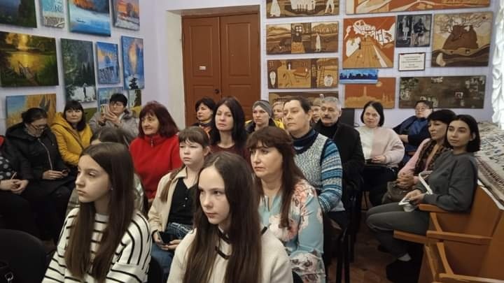 Художниця Наталя Бойко і староста Людмила Ясніцька з Будеїв