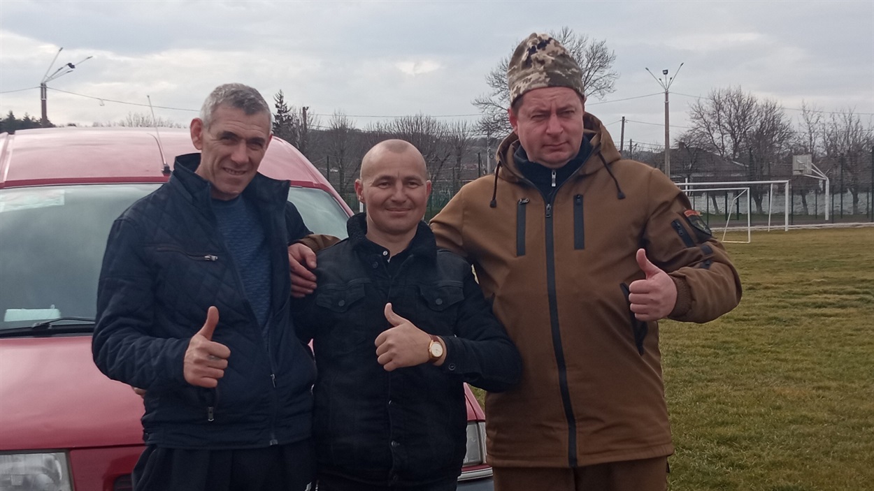 Мегасітка завантажена. Волонтер Микола Котенко — посередині.
