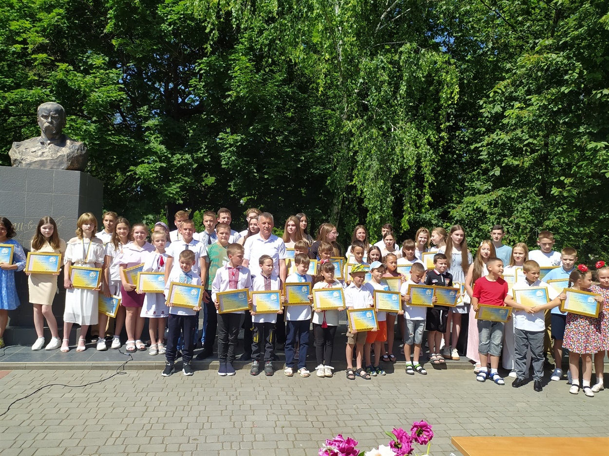 Після нагородження відмінників. Фото на згадку