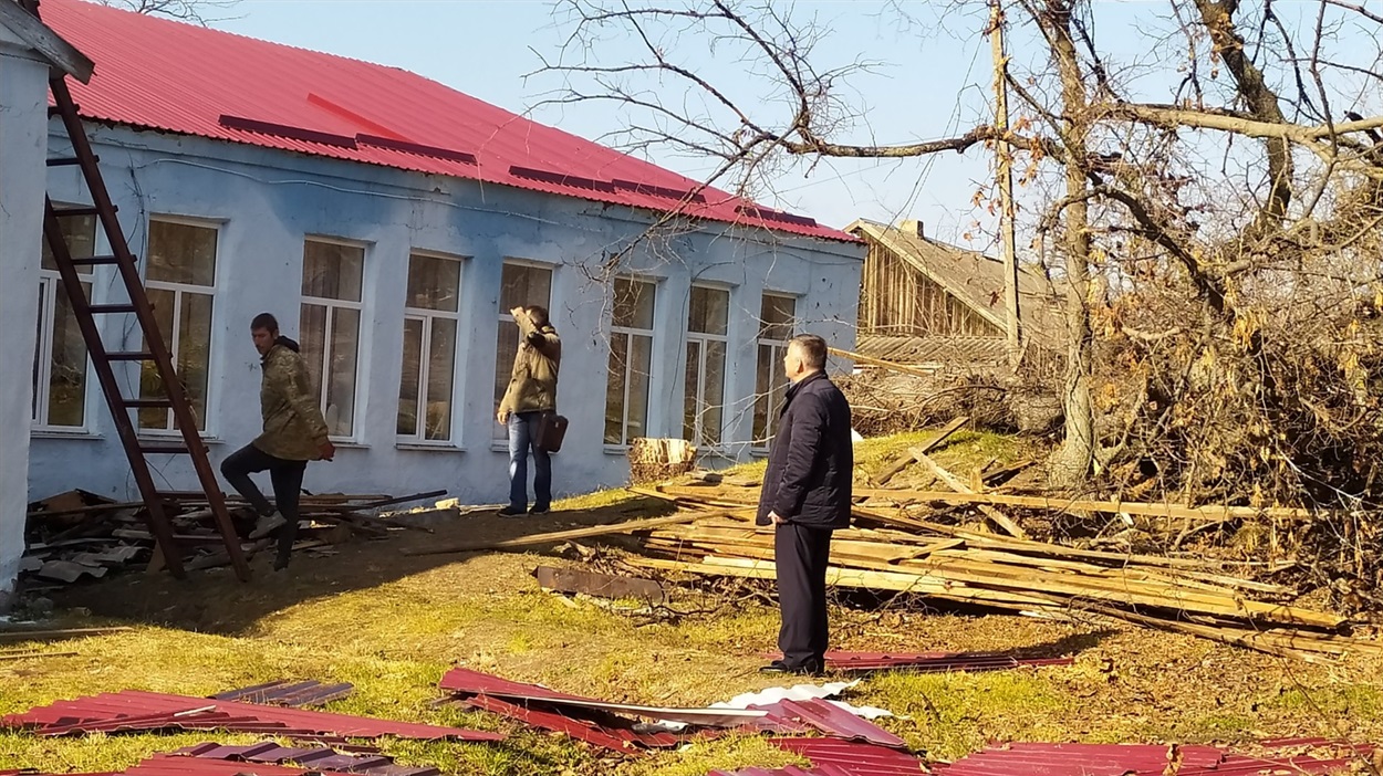Перекриття даху і заміна вікон в Новопавлівській гімназії