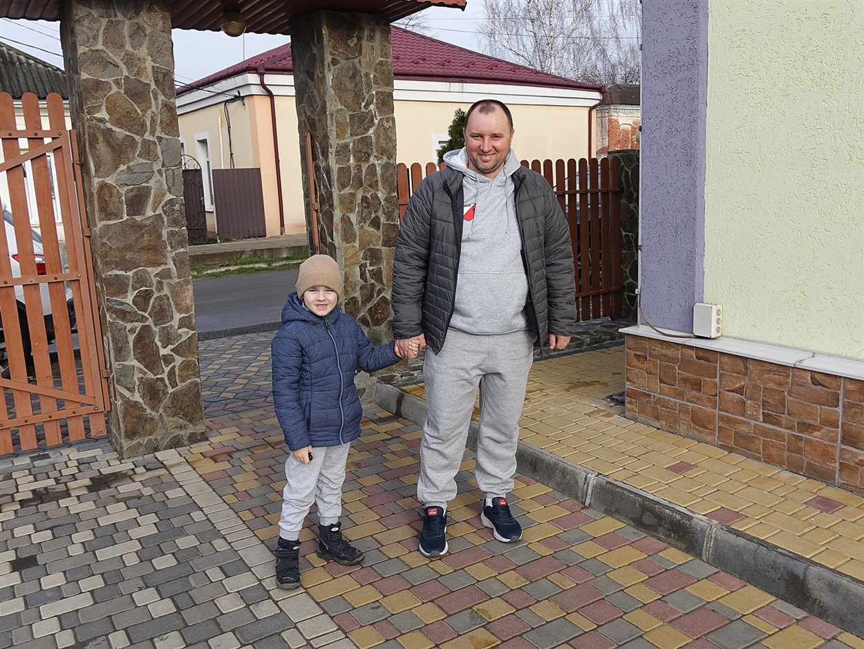 Щоранку Сергій відвозить синочка до дитсадка
