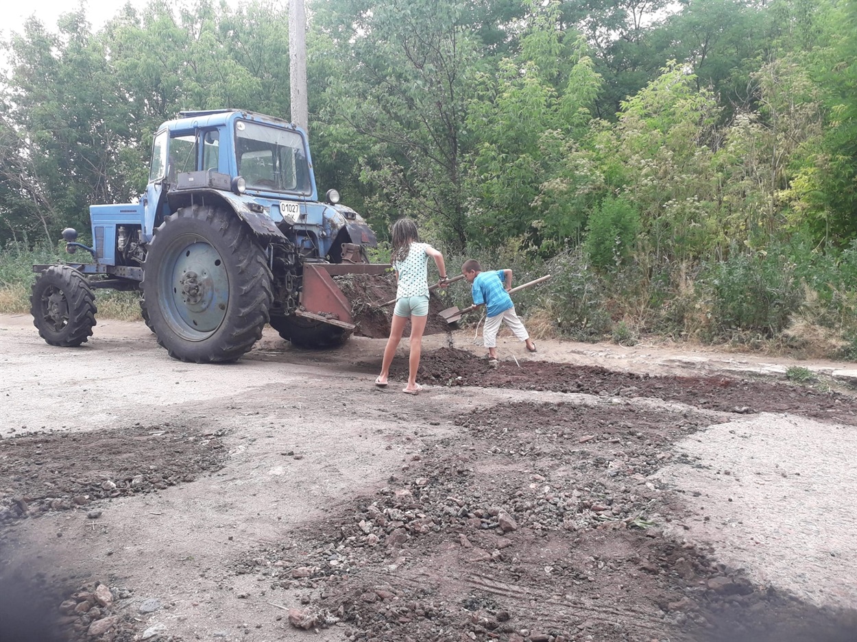 Маленькі крутяни допомогають з благоустроєм рідного села