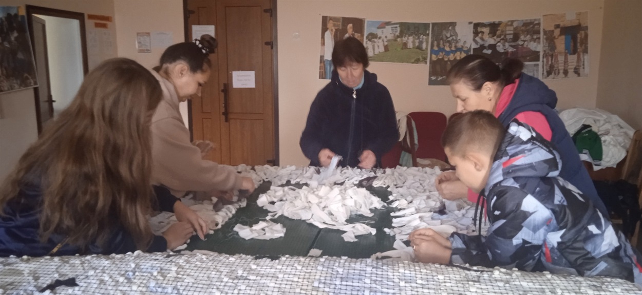 У селі Троїцьке плетуть маскувальні сітки