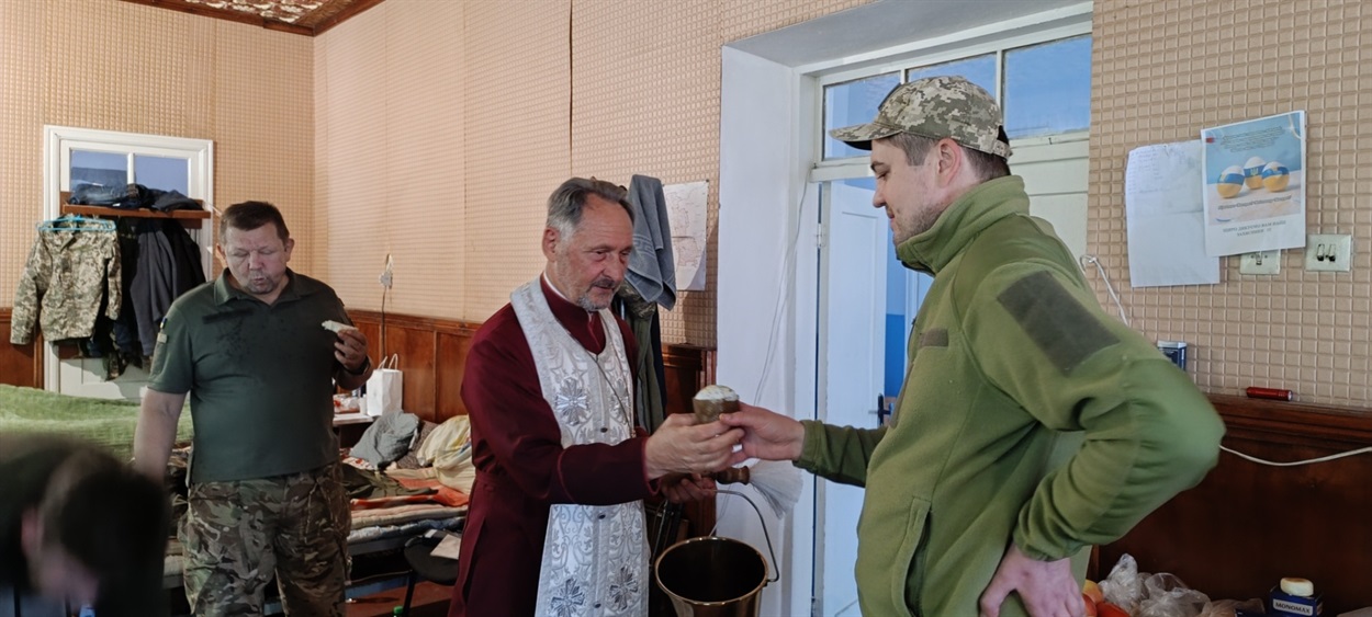 Протоієрей Ярослав благословляє наших захисників і пригощає Великодніми смаколиками