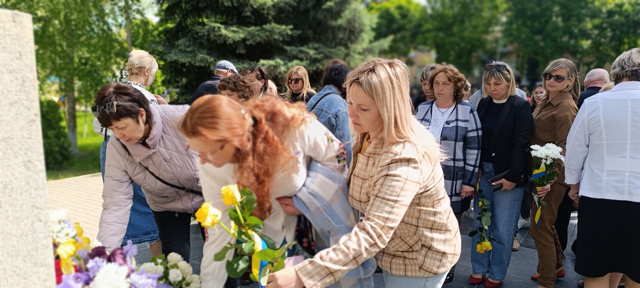 Покладання квітів до обеліску