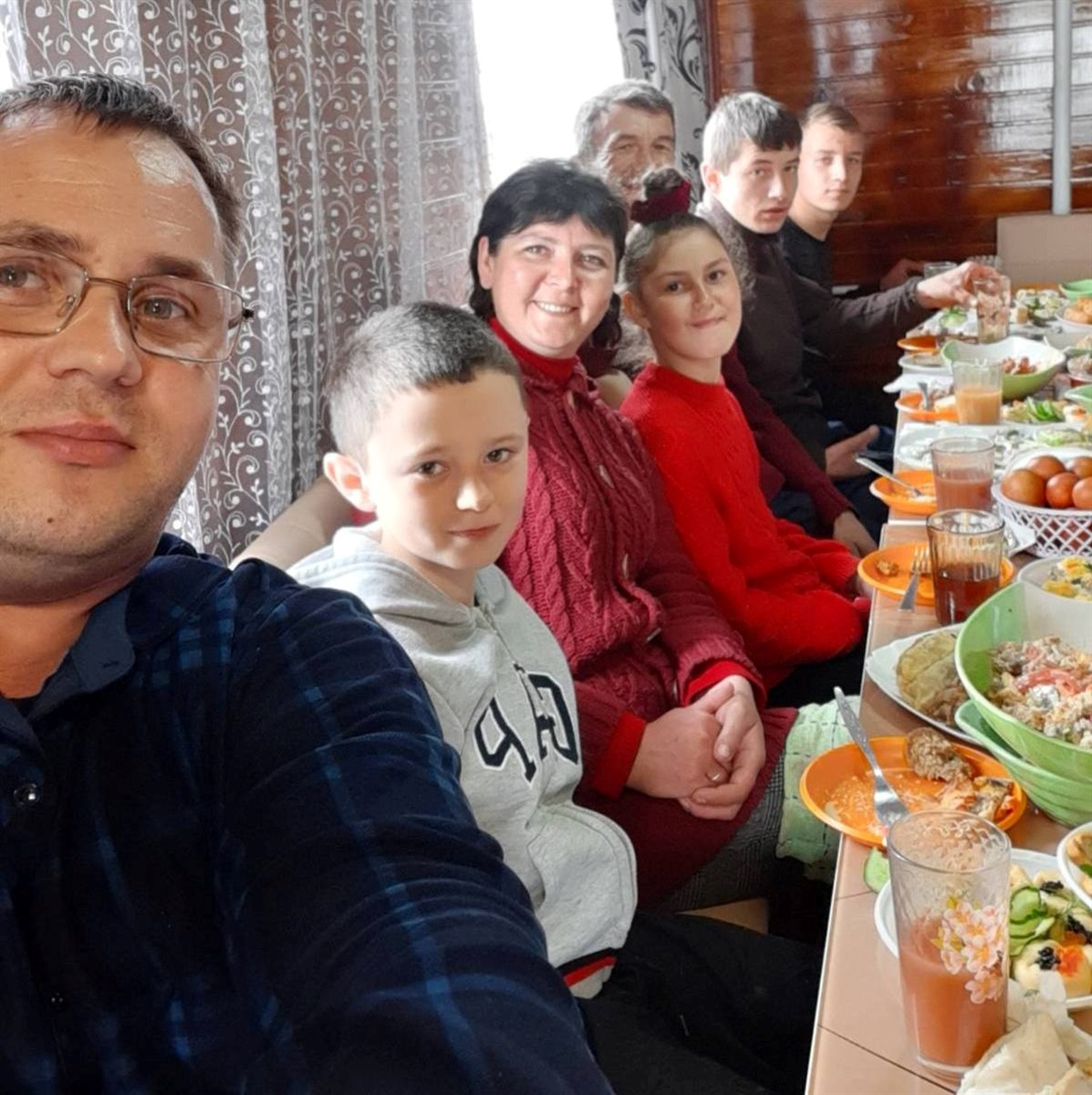 За родинним столом