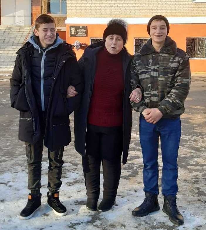 Мама з майбутнім залізничником Володимиром Дейло та Артуром Цєліком