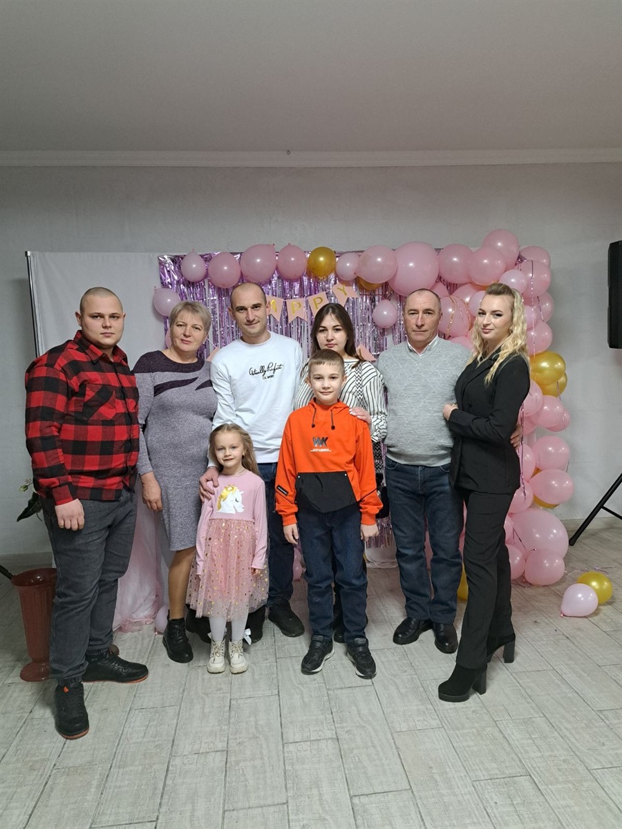 Іванна Резніченко з татом і родиною
