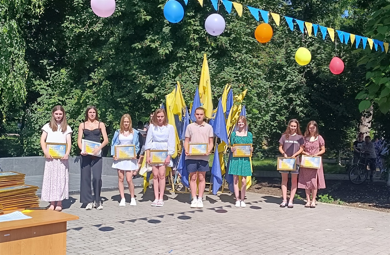 Відмінники навчання, випускники 9-х і 11-х класів Захарівщини