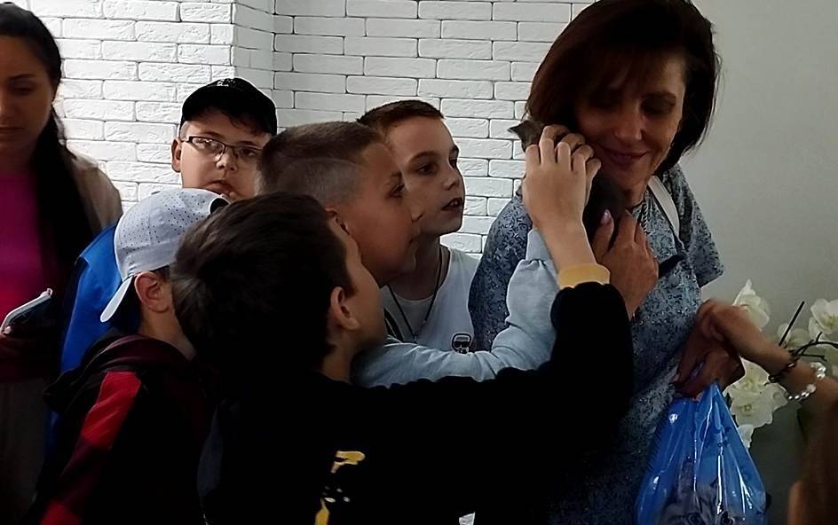 Після круглого столу мав відбутися захід для дітей. Але котенятко привернуло їхню увагу.