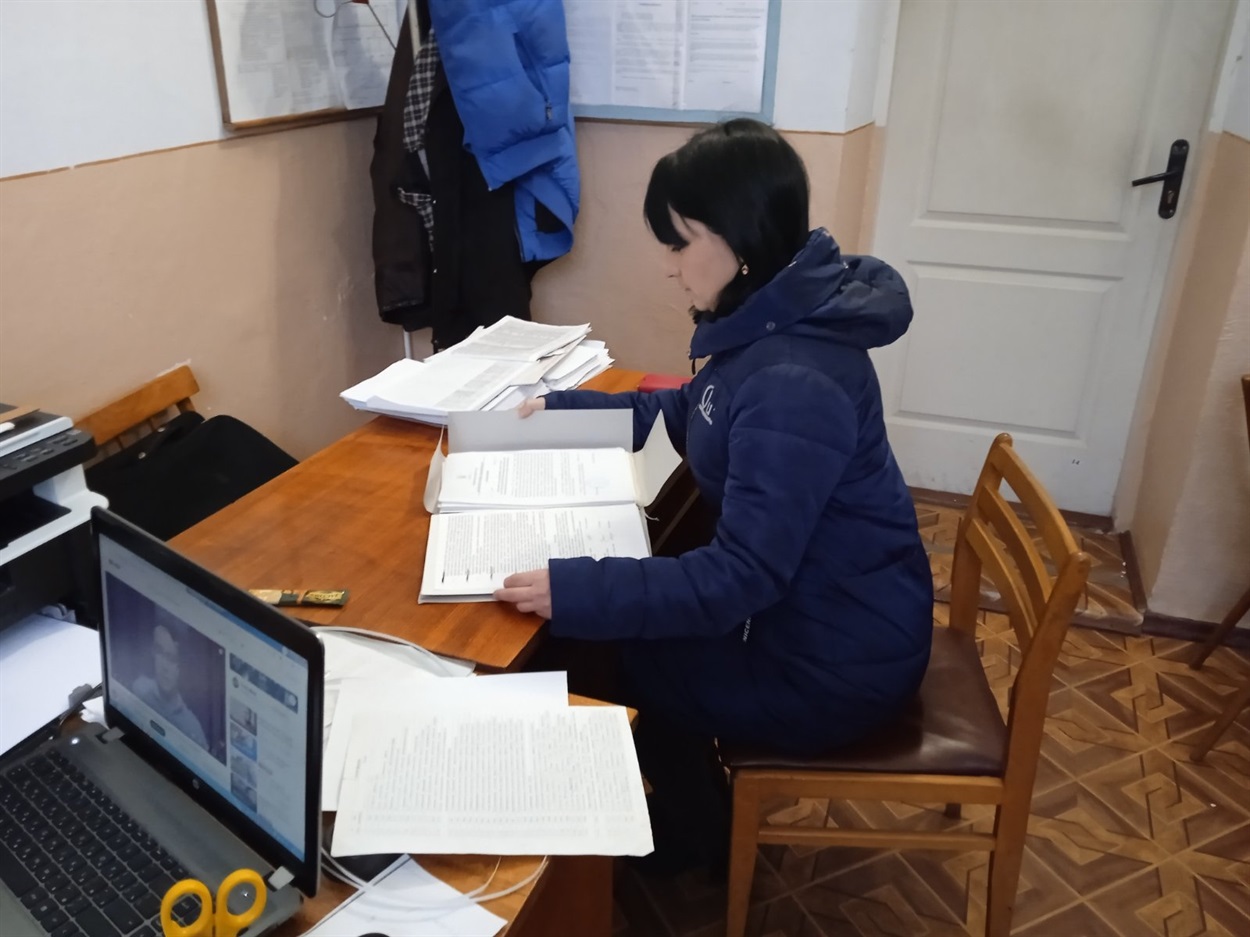 Одна з відвідувачок архіву