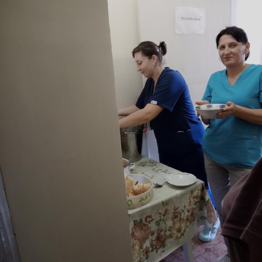 Для всіх у молодших медичних сестер Насті Яковлевої та Раїси Горяїнової вистачає теплих слів та ласкавих посмішок