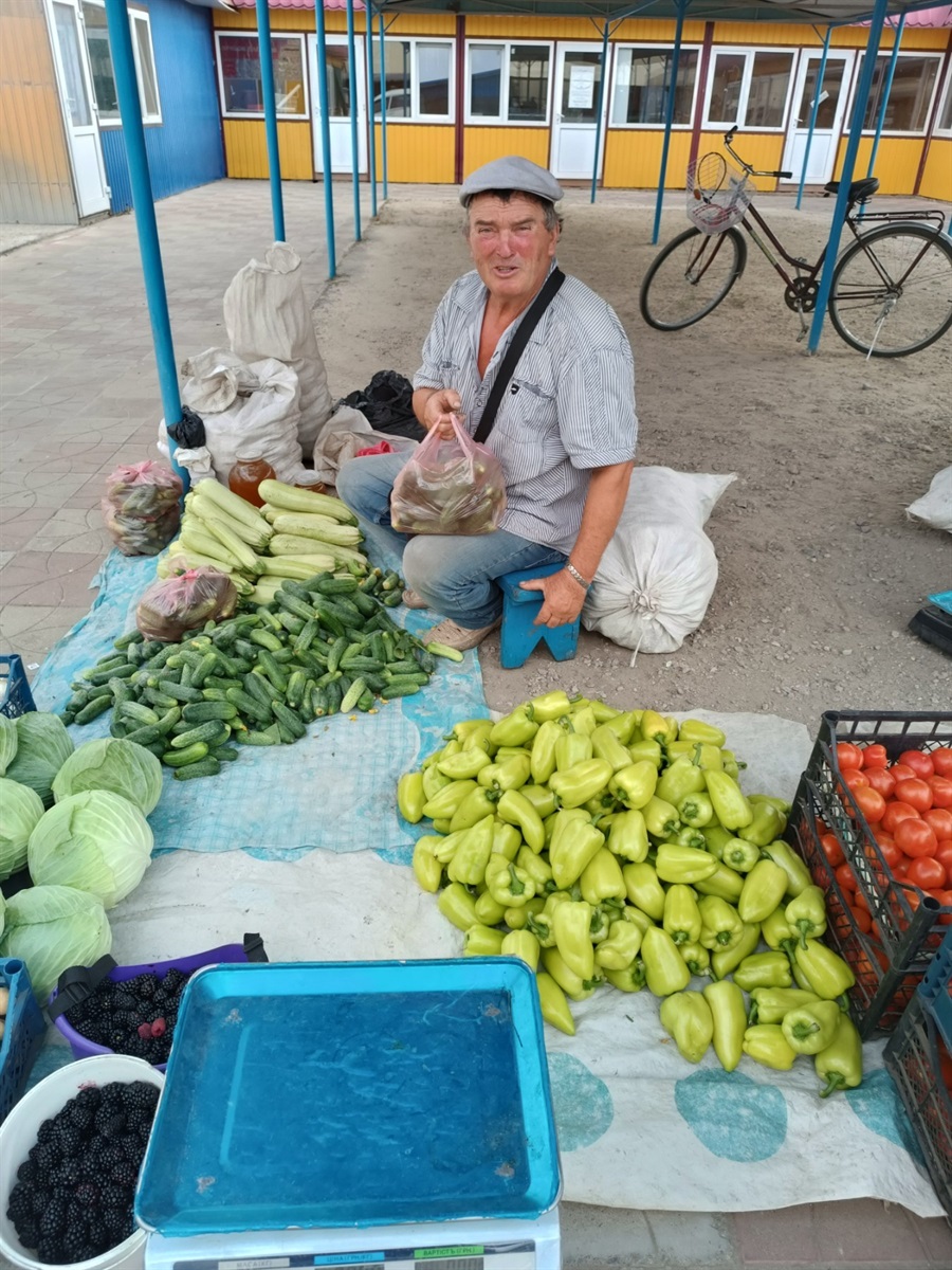 Микола Осипенко зі своєю продукцією на Любашівському ринку