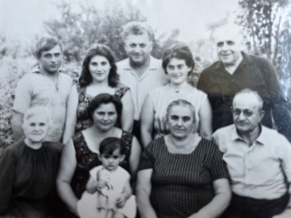 Перехрестове 1966 рік , родина Варшавських -Гончаруків. Батько Лев Соломонович - голова найбільшого у Фрунзівському районі колгоспу. Ганна Варшавська з Григорієм Гончаруком