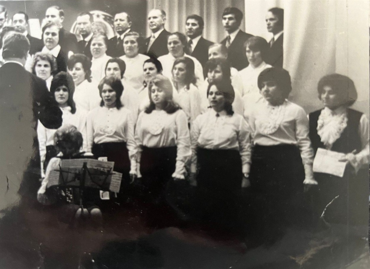 Співочий колектив Фрунзівської школи - 1976 рік. Ганна Львівна ведуча концертної програми в районному клубі
