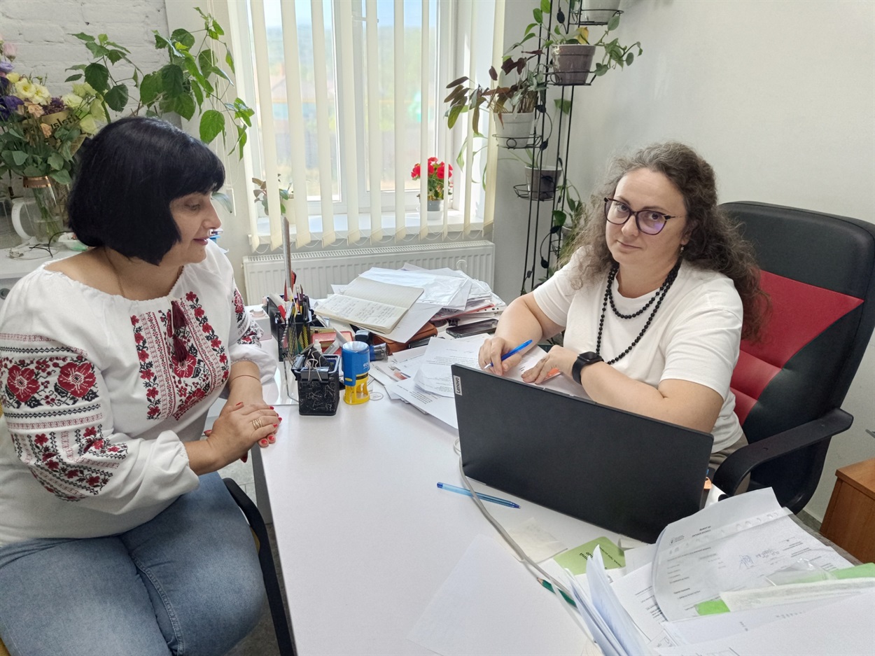 В кабінеті у начальниці відділу ЦНАП Наталії Димовської (праворуч). Підписання документації.