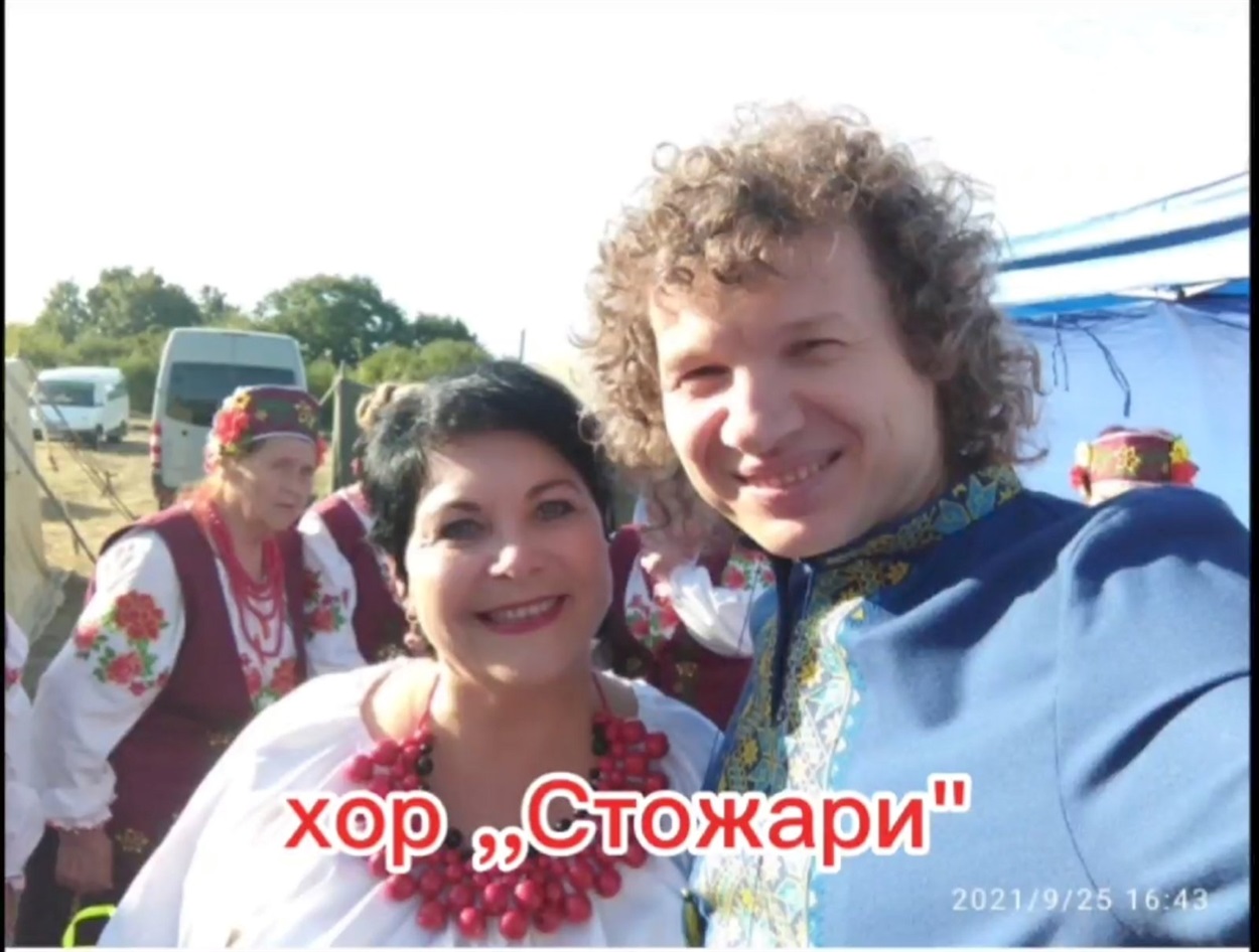 Наталя Ланецька з відомим співаком Олександром Квартою на святкуванні Дня  селища