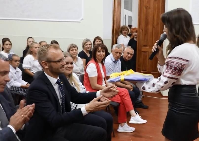 Під час візиту в Балтський ліцей №1. Гостю вручили українську вишиванку