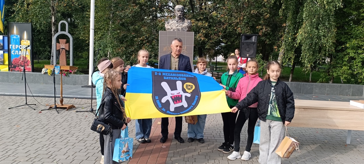 Вихованці Будинку дитячої та юнацької творчості передають Прапор 28-ї бригади Лицарів Зимового походу для місцевого музею