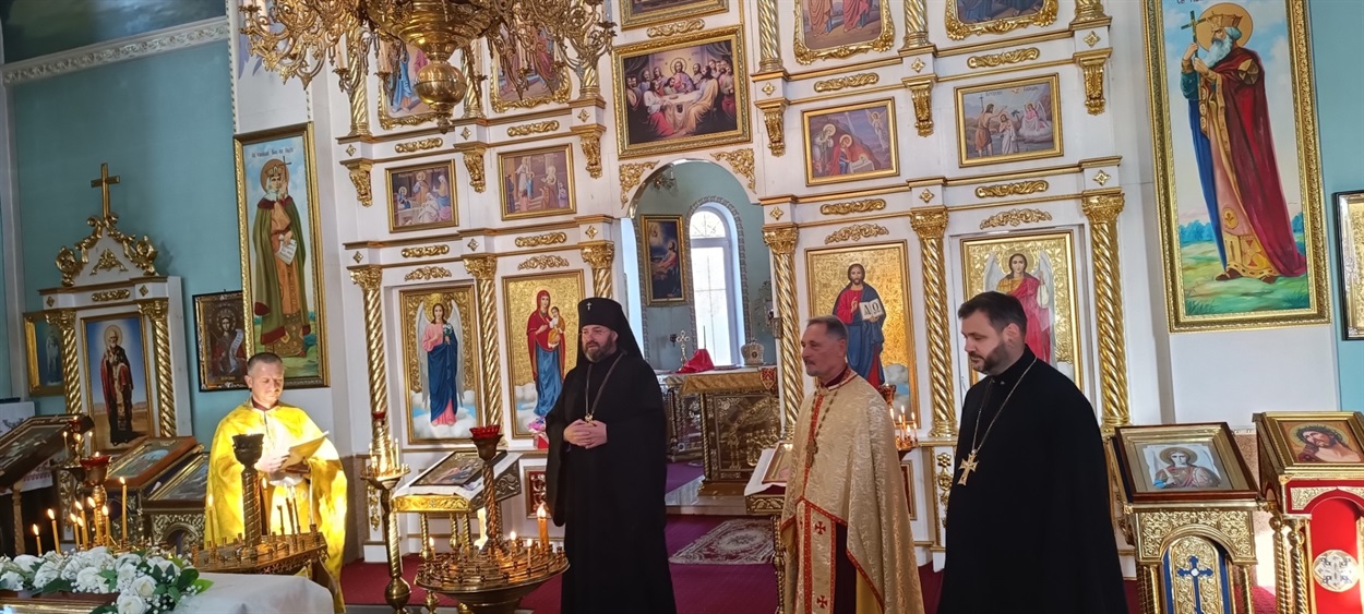 Владика Афанасій представляє нового настоятеля