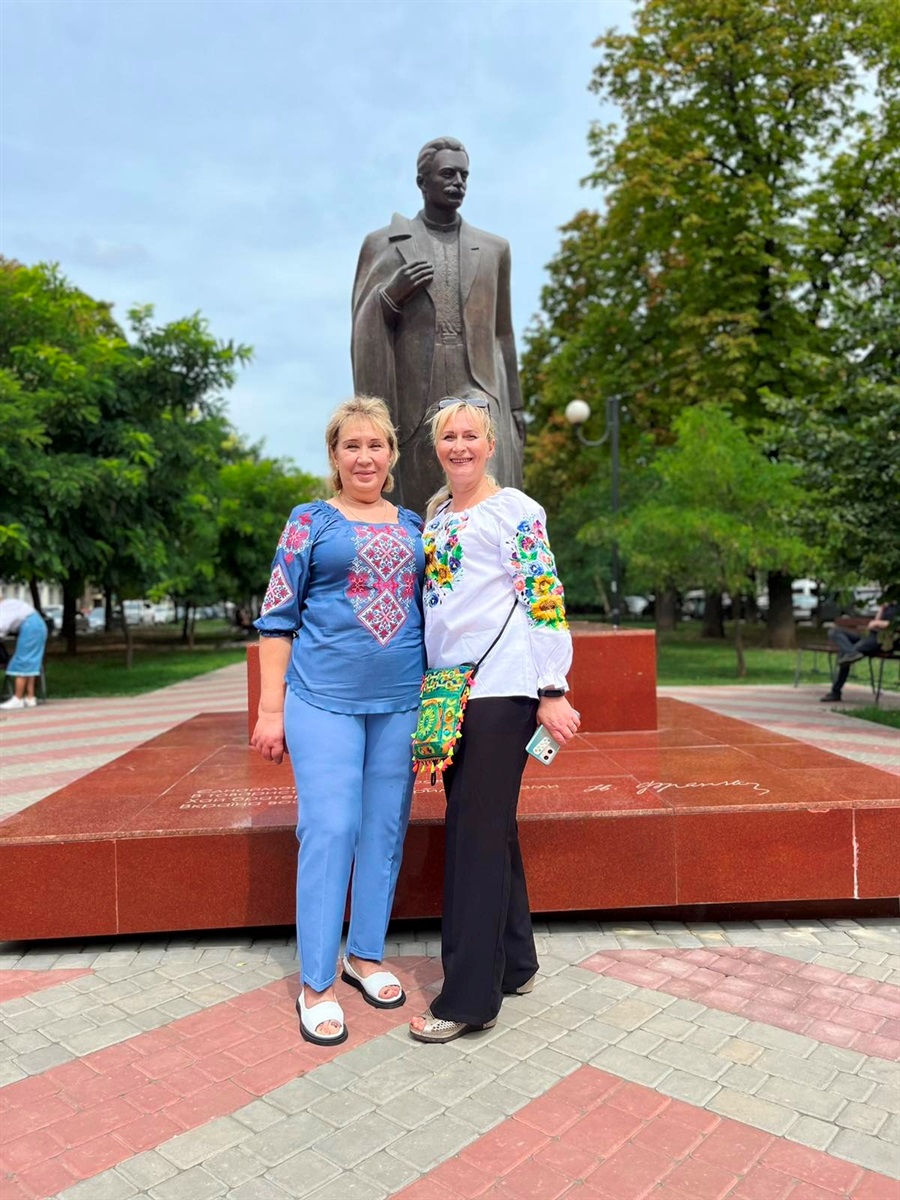 З донькою Оксаною на День вишиванки