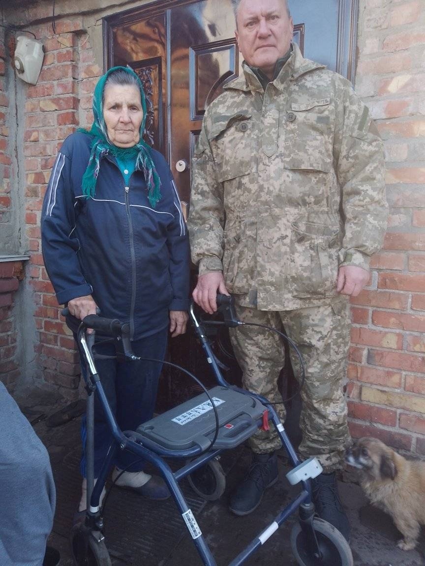 Павло Паламарчук передає допомогу від "Бойового Братерства Кодимщини"