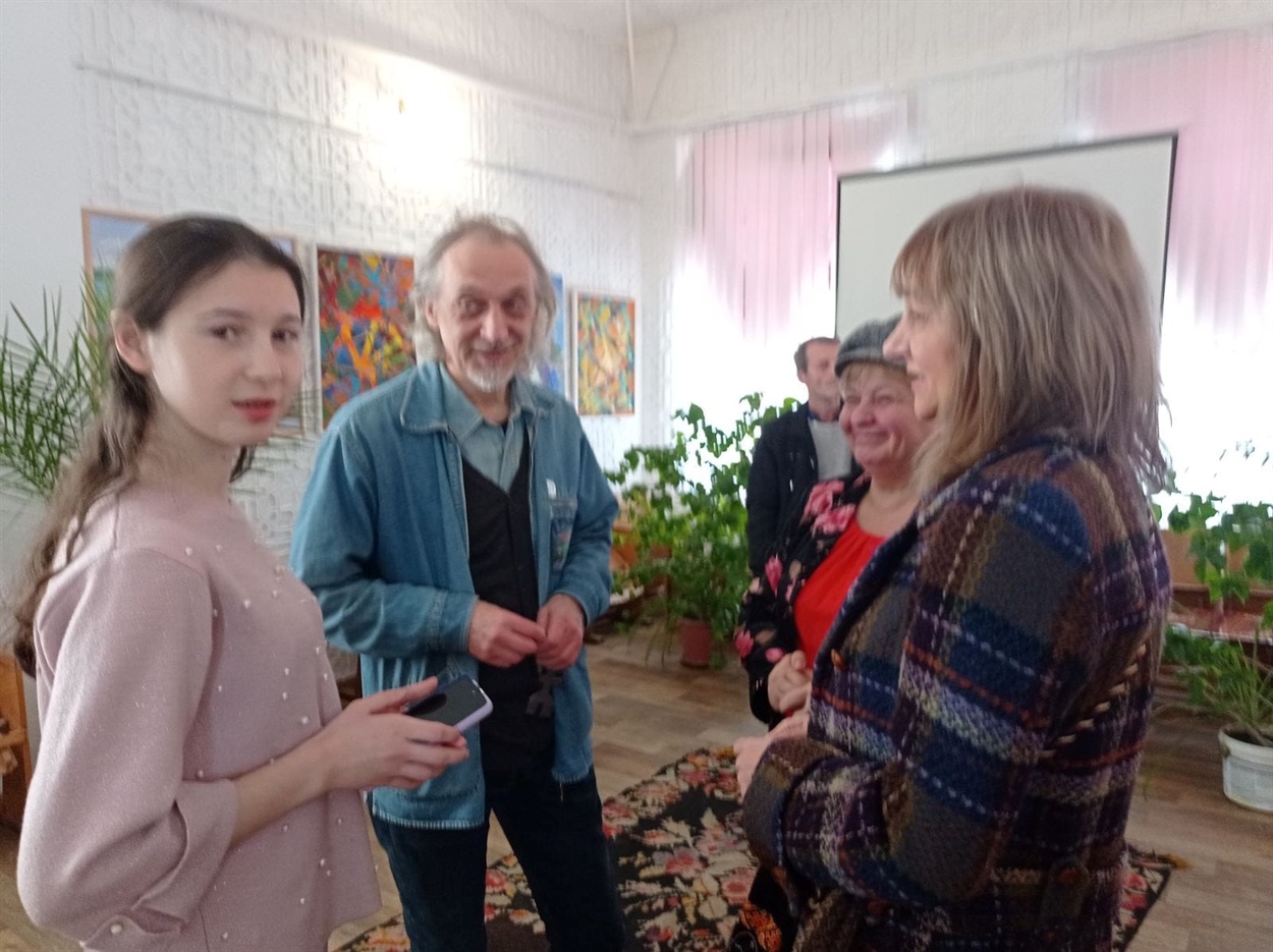 Анастасія Грудка (ліворуч) розмовляє з відомим балтським художником Сергієм Шендеровським