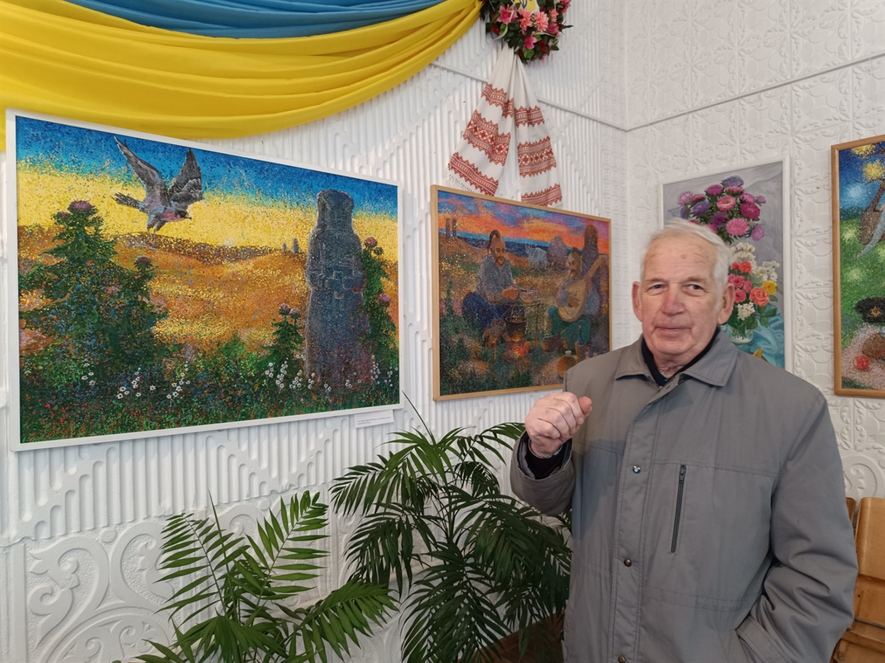 Петро Ткач біля картин Анастасії Грудки